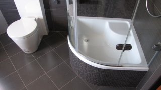 Дизайн ванной комнаты с установленным поддоном для душевой кабины