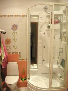 Фото душевой кабины в небольшой ванной комнате